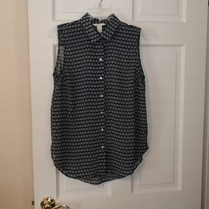 Sleeveless button up top